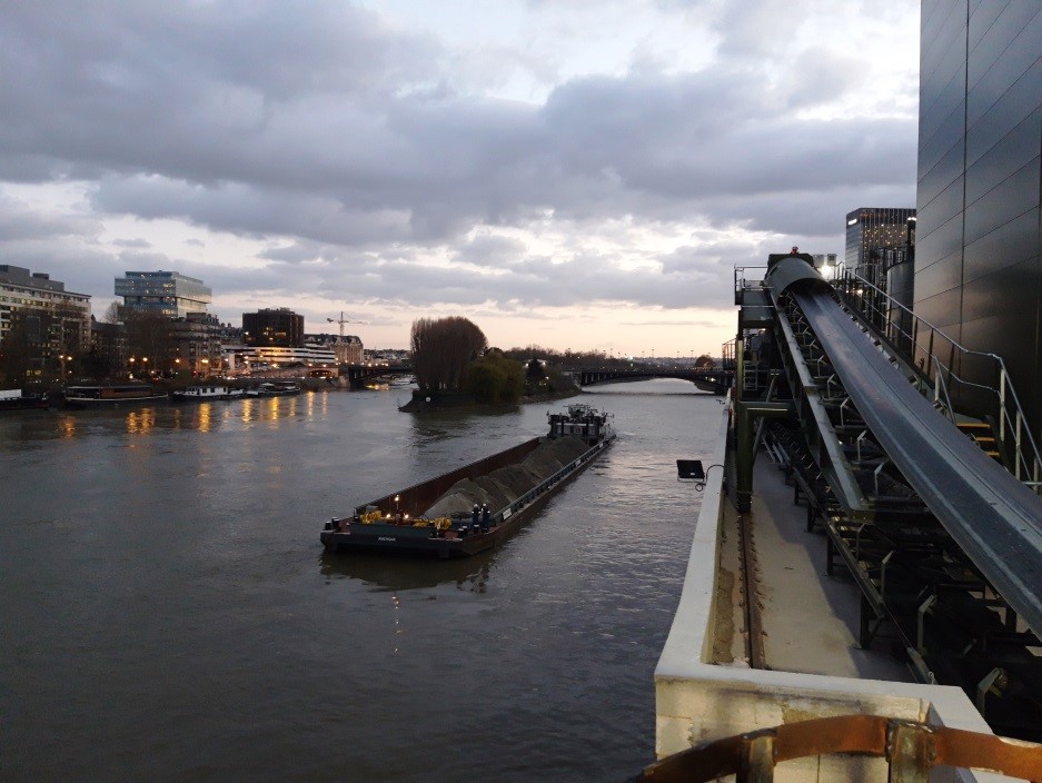 depart de convoi fluvial de la plateforme de traitement des boues de tunnelier