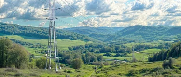 Pylônes RTE dans vallée verdoyante