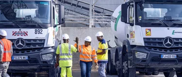 Equipe ouvriers devant des camions ciments