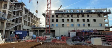 Immeubles en cours de construction avec grue en action