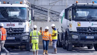 Equipe ouvriers devant des camions ciments