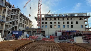 Immeubles en cours de construction avec grue en action