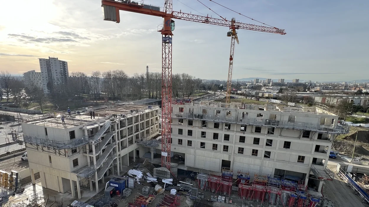 Grue construisant ensemble d'immeubles - Mazaud